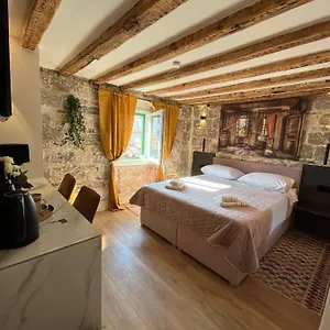 Pensión Vale, Split