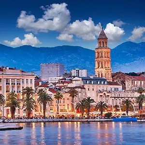 Hostal Party, Split